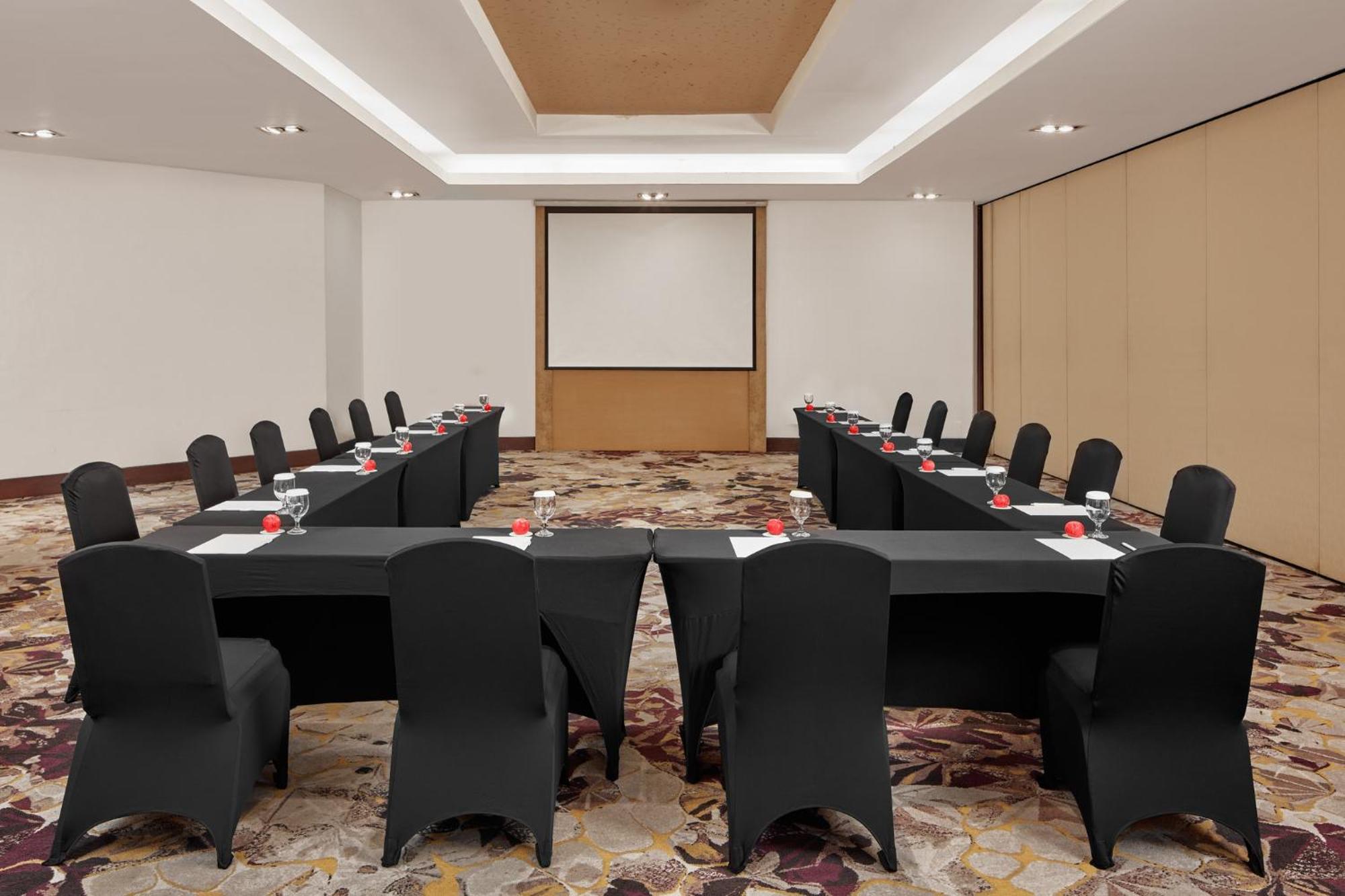 Crowne Plaza Manila Galleria By Ihg Hotel 5*