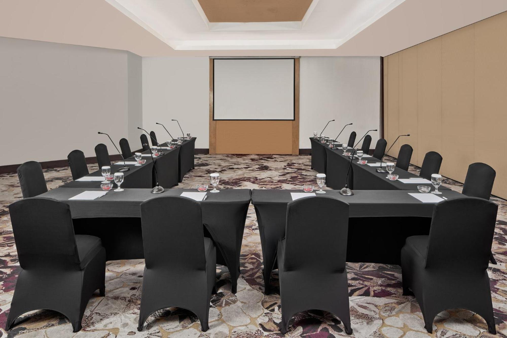Crowne Plaza Manila Galleria By Ihg Hotel 5*